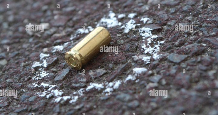 una-bala-de-9mm-cubierta-en-el-suelo-marcada-con-tiza-accjx4